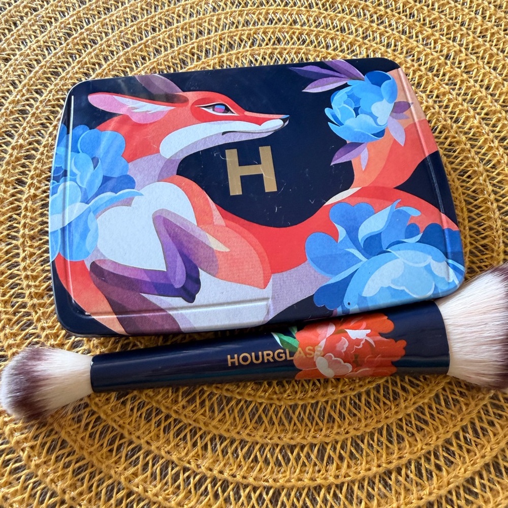 Hourglass Radiant Face and Cheek Palette. Fox limited edition. - Picture 5 of 12